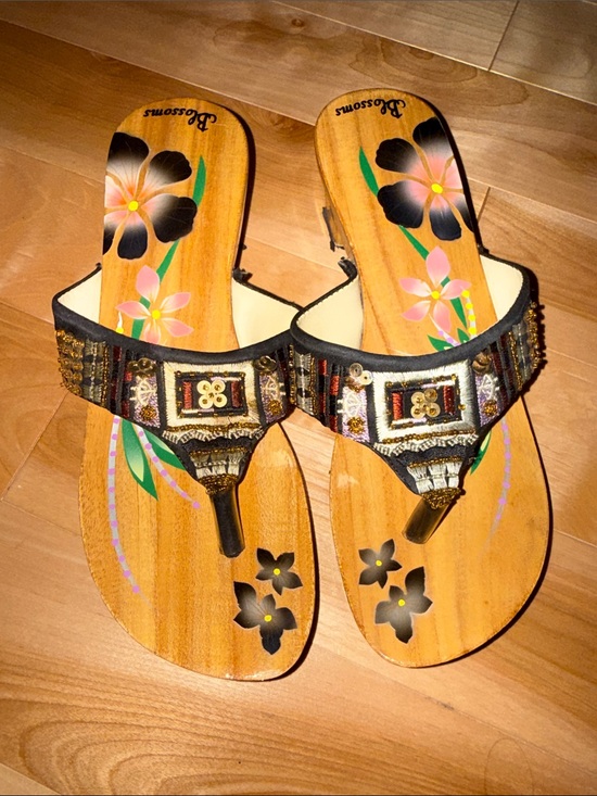 Blossoms Shoes - HiGloss Floral Embellished Thong Sandals in Black and Pink  sz8
